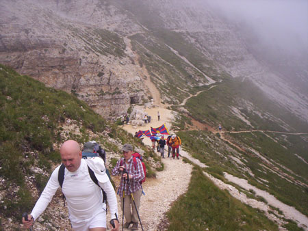 Strada per rifugio F#6CC49D